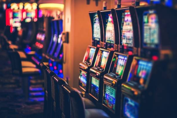 maretoto app running on Android and iOS devices showing live blackjack and roulette tables
